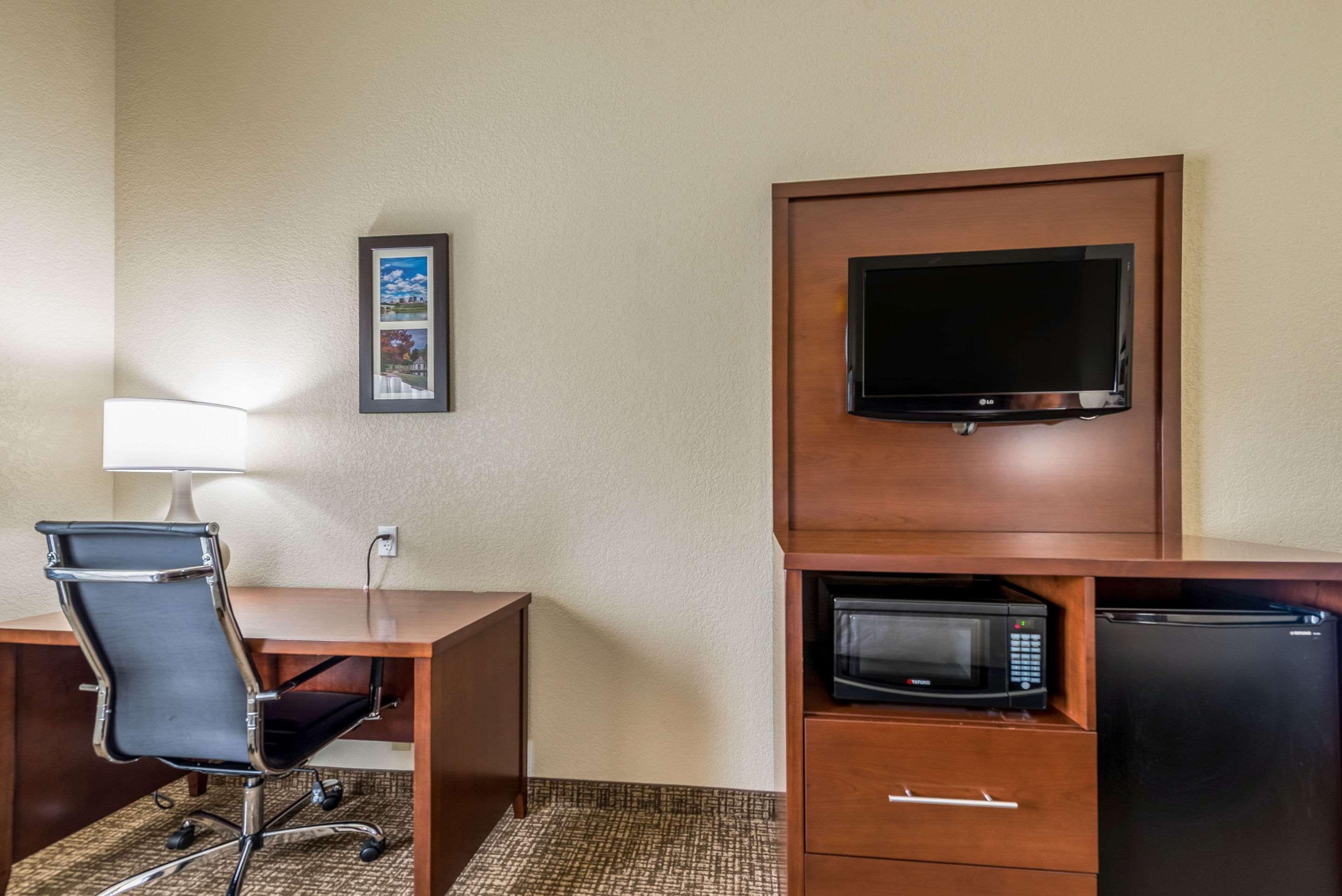 Comfort Inn & Suites Dayton North Bagian luar foto