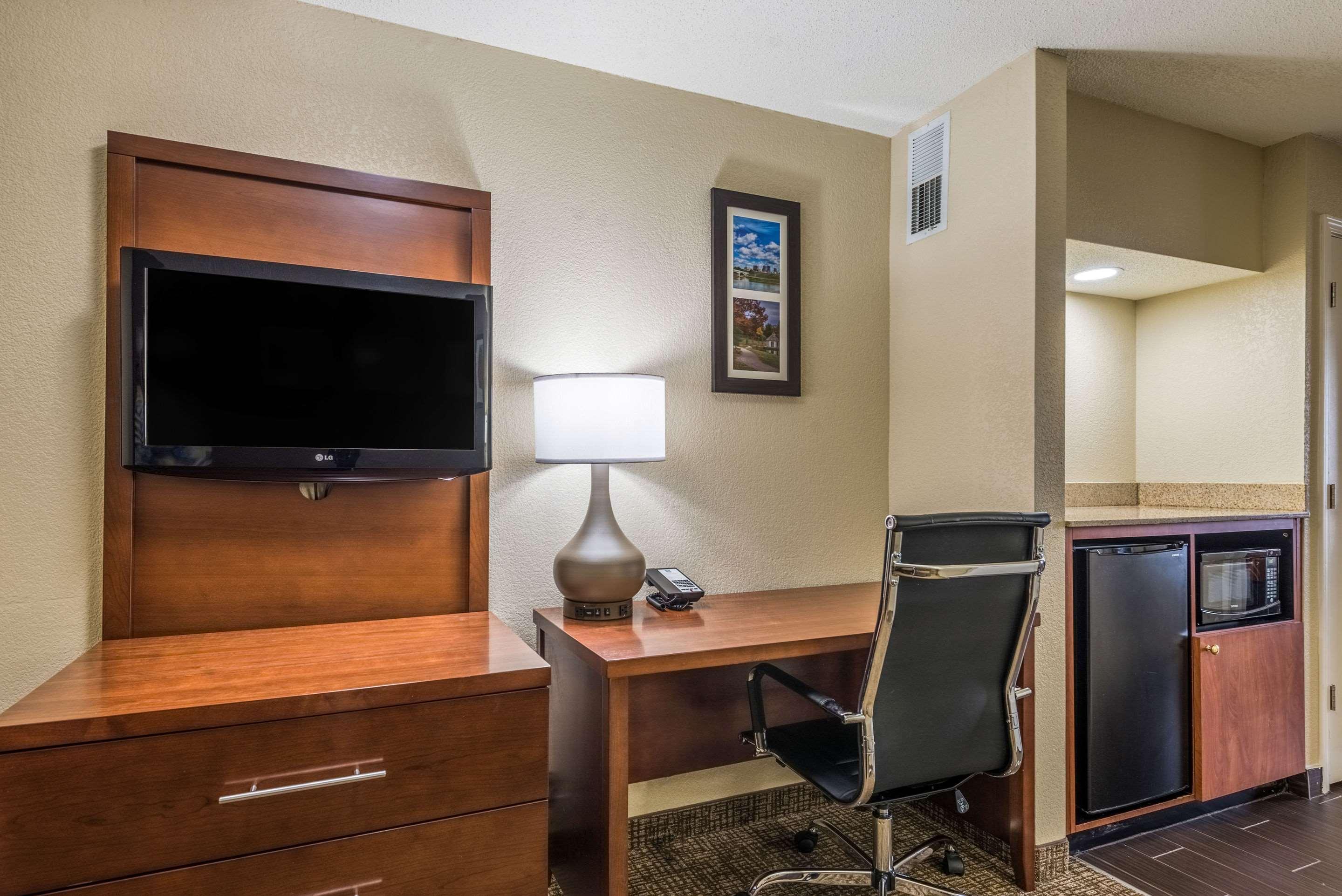 Comfort Inn & Suites Dayton North Bagian luar foto